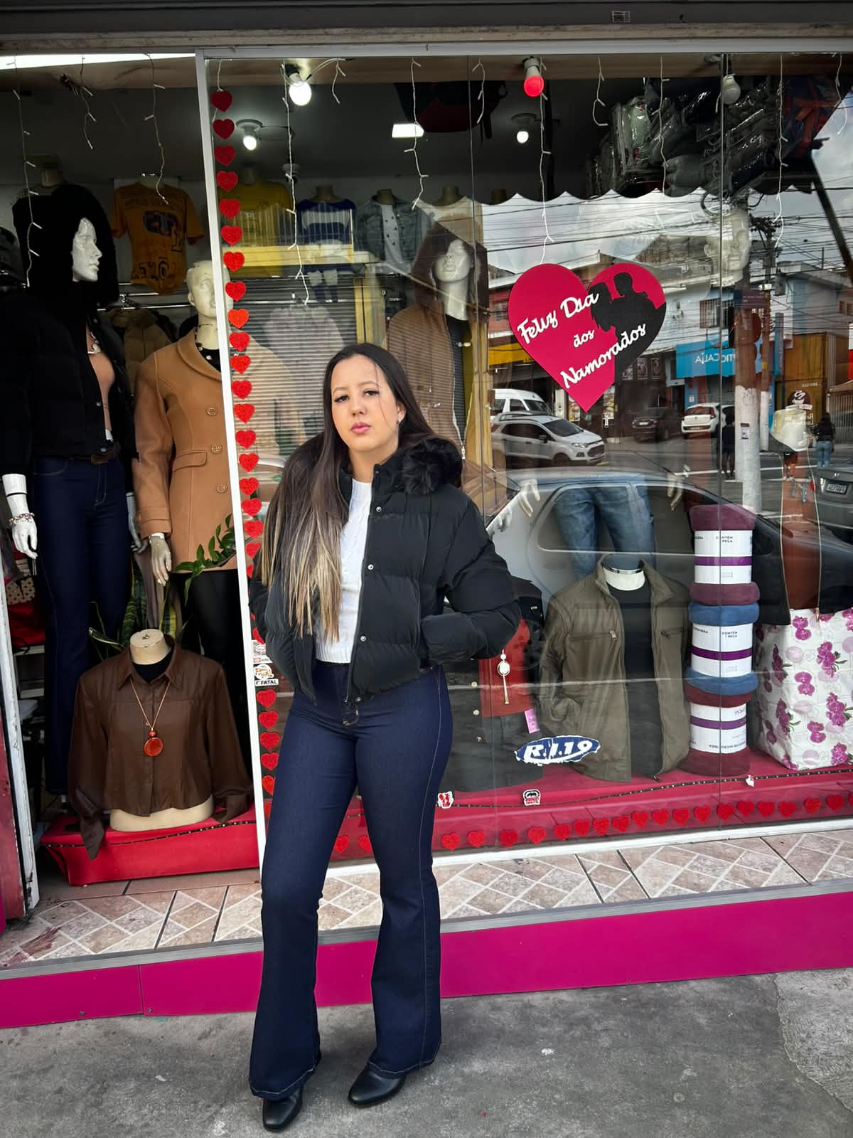 Jaqueta puffer preta com calça flare jeans