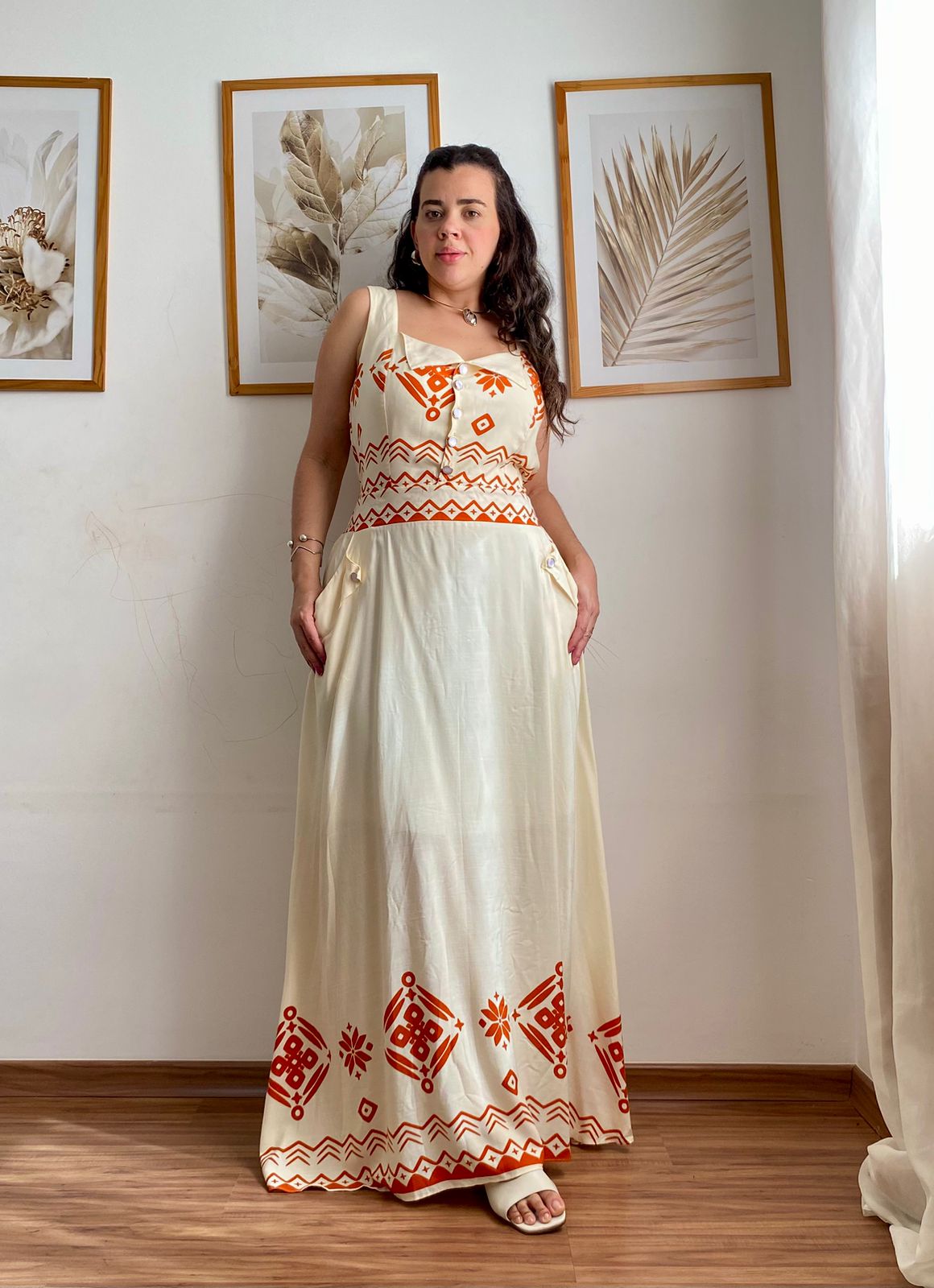 Vestido longo bege com estampa étnica laranja